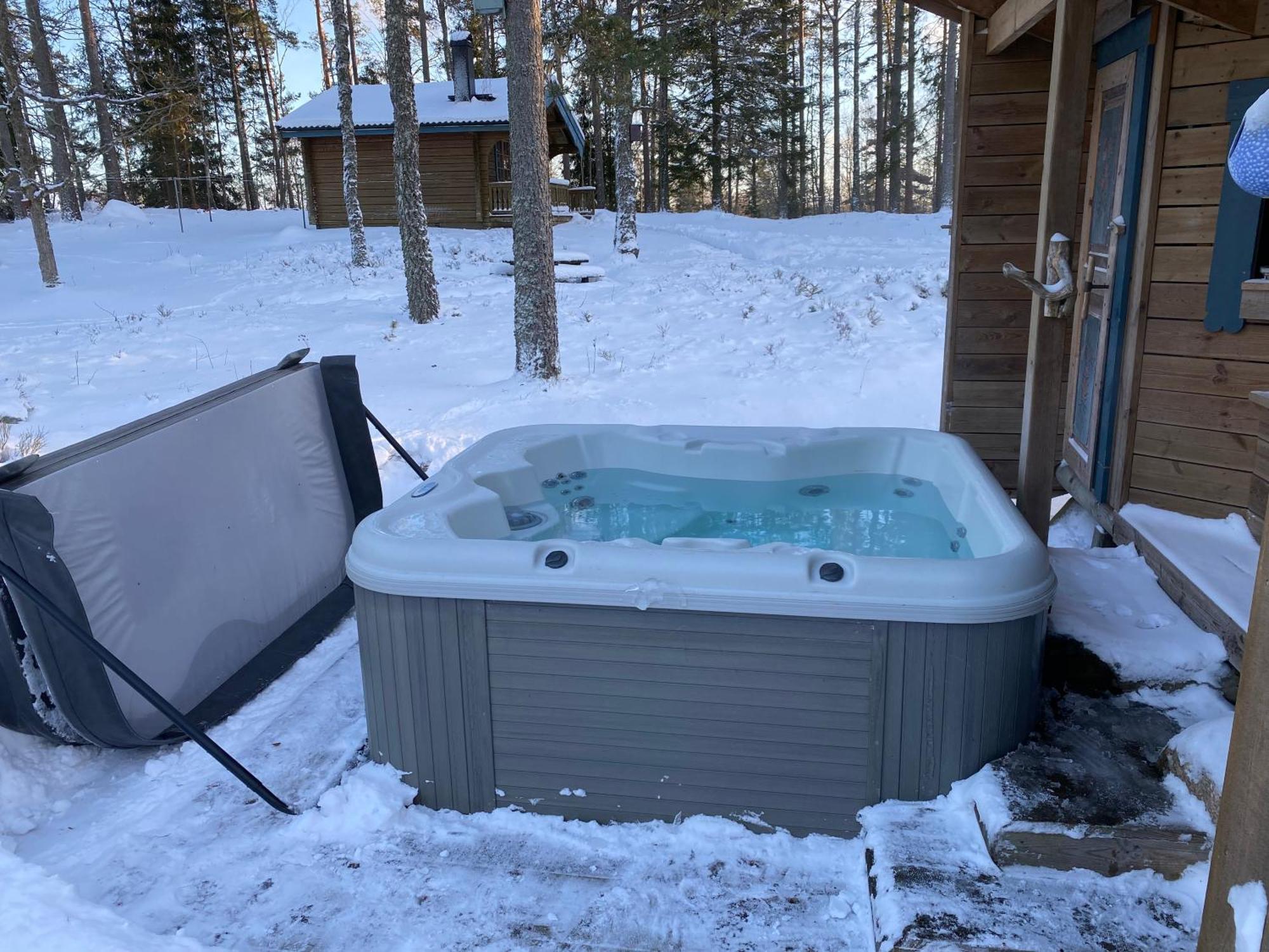 Timrad Stuga I Kanten Av Skogen Med Spa Moejlighet Mullsjö Екстериор снимка