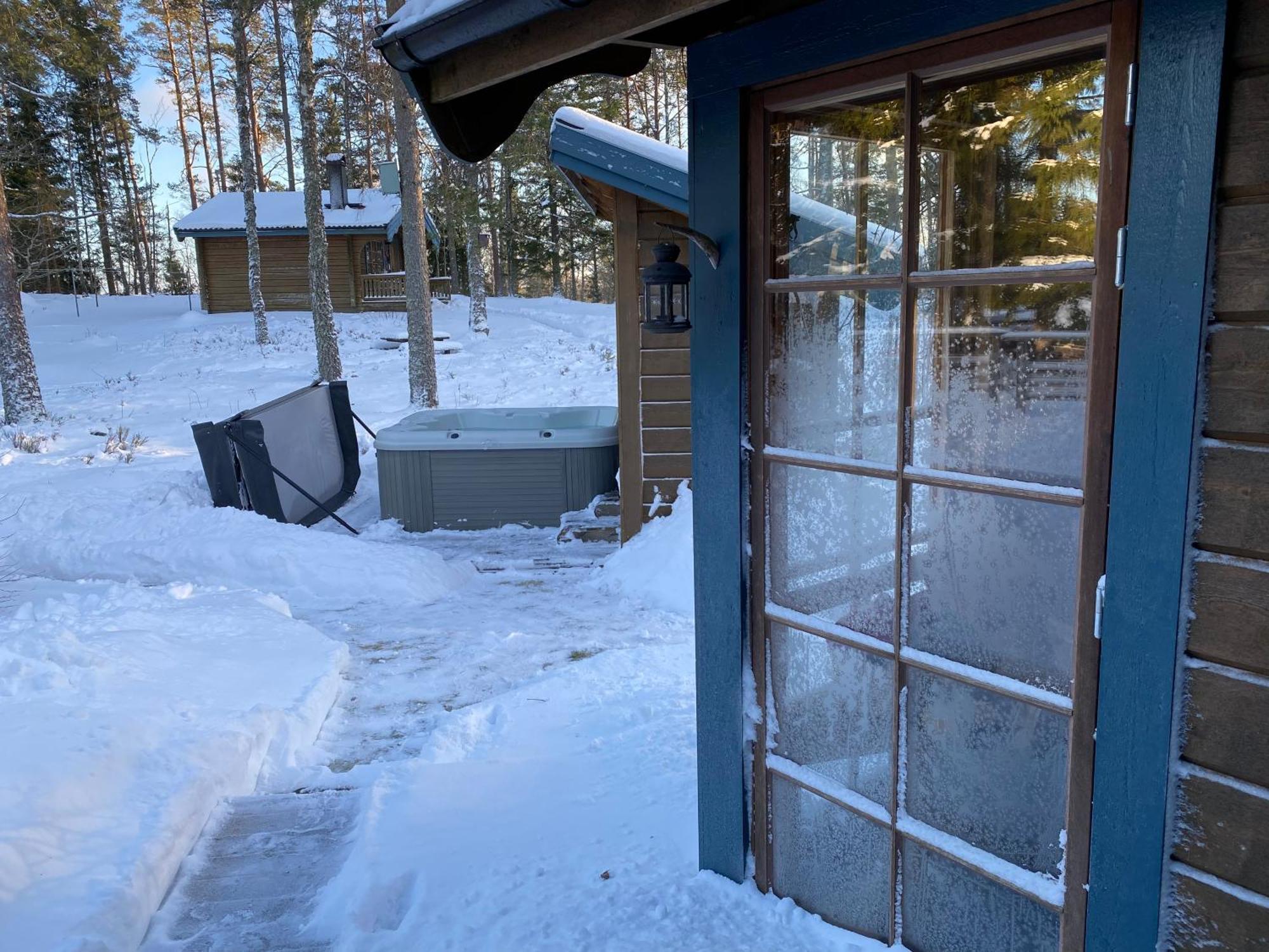 Timrad Stuga I Kanten Av Skogen Med Spa Moejlighet Mullsjö Екстериор снимка