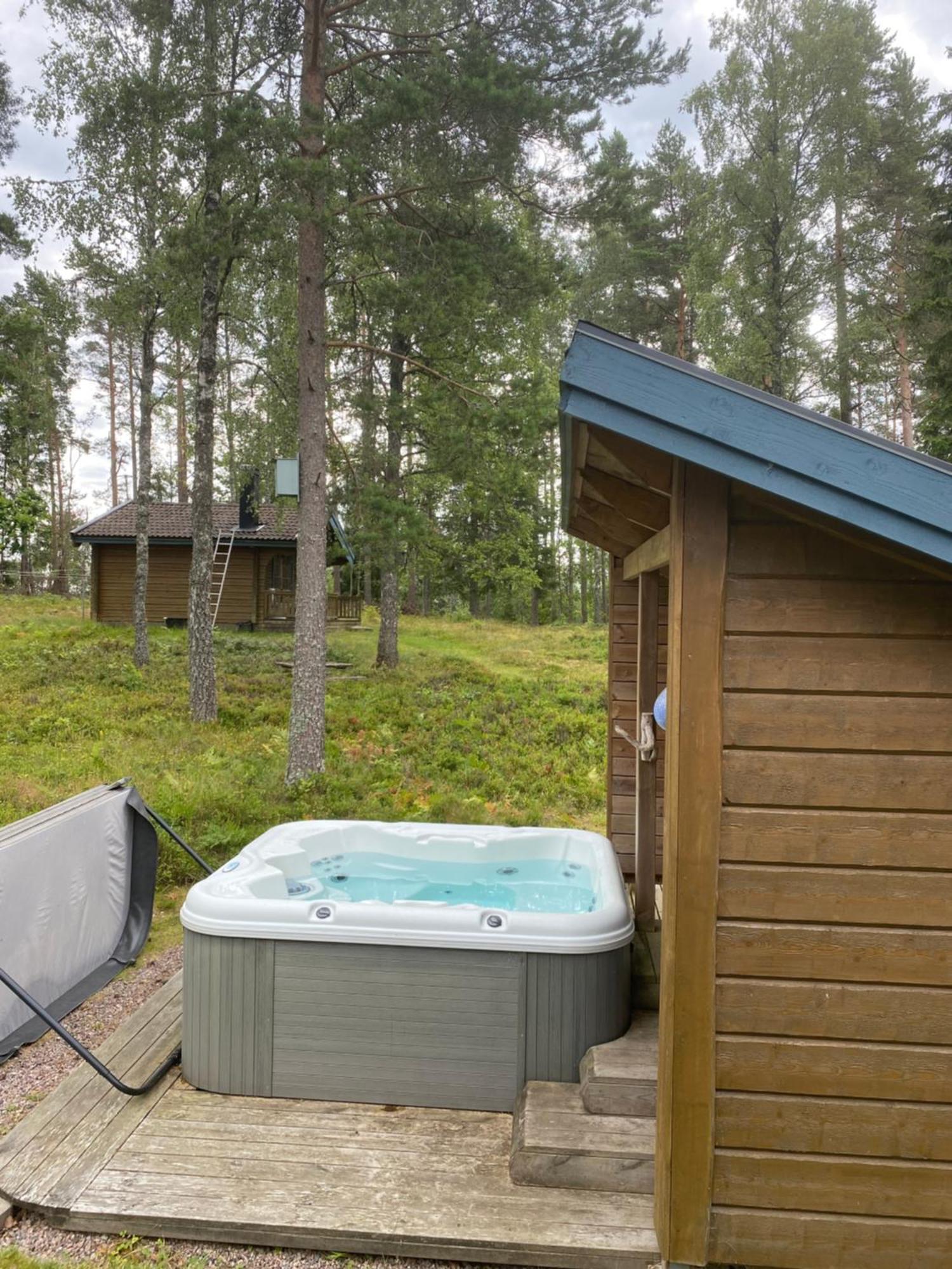 Timrad Stuga I Kanten Av Skogen Med Spa Moejlighet Mullsjö Екстериор снимка