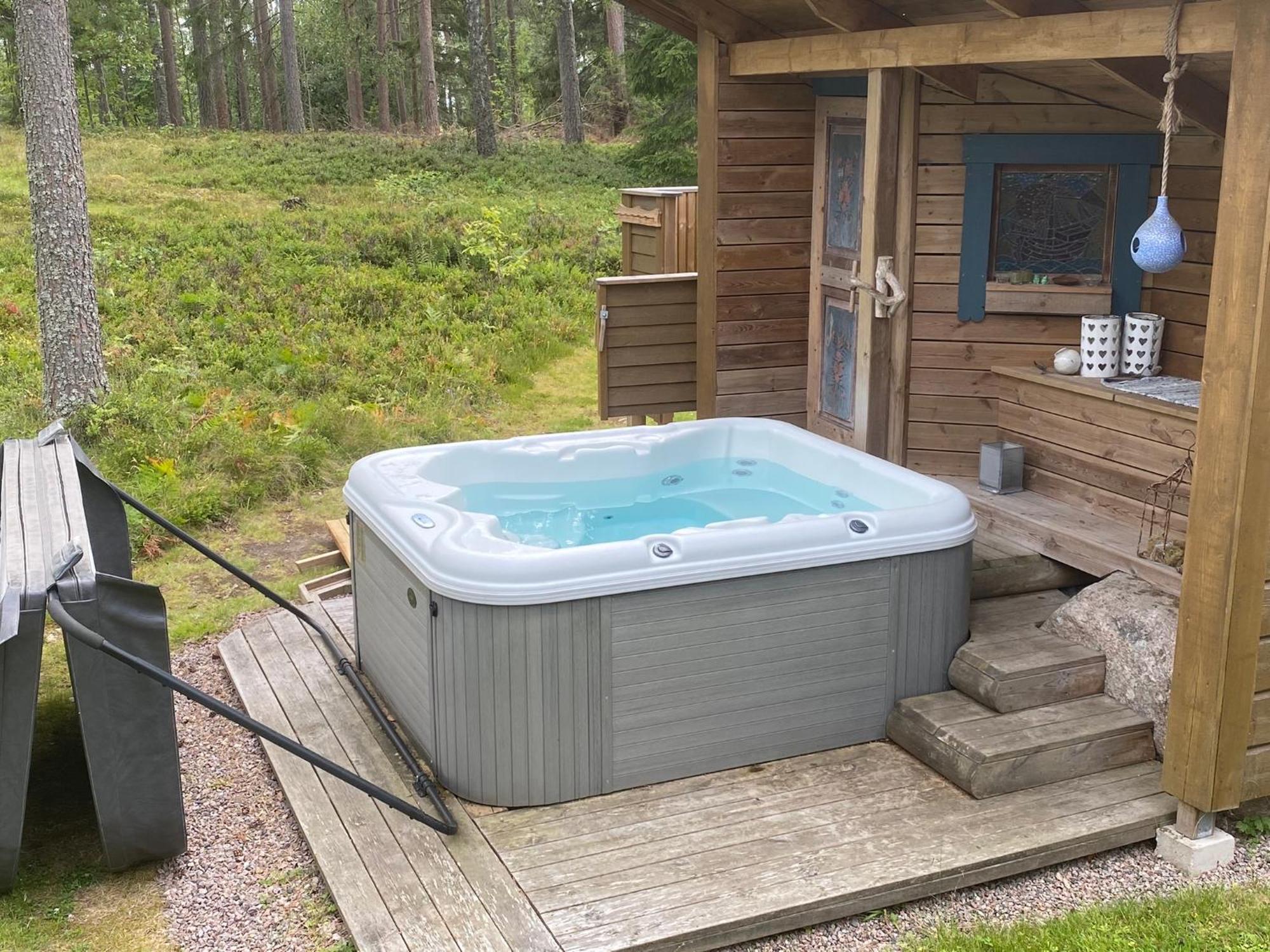 Timrad Stuga I Kanten Av Skogen Med Spa Moejlighet Mullsjö Екстериор снимка