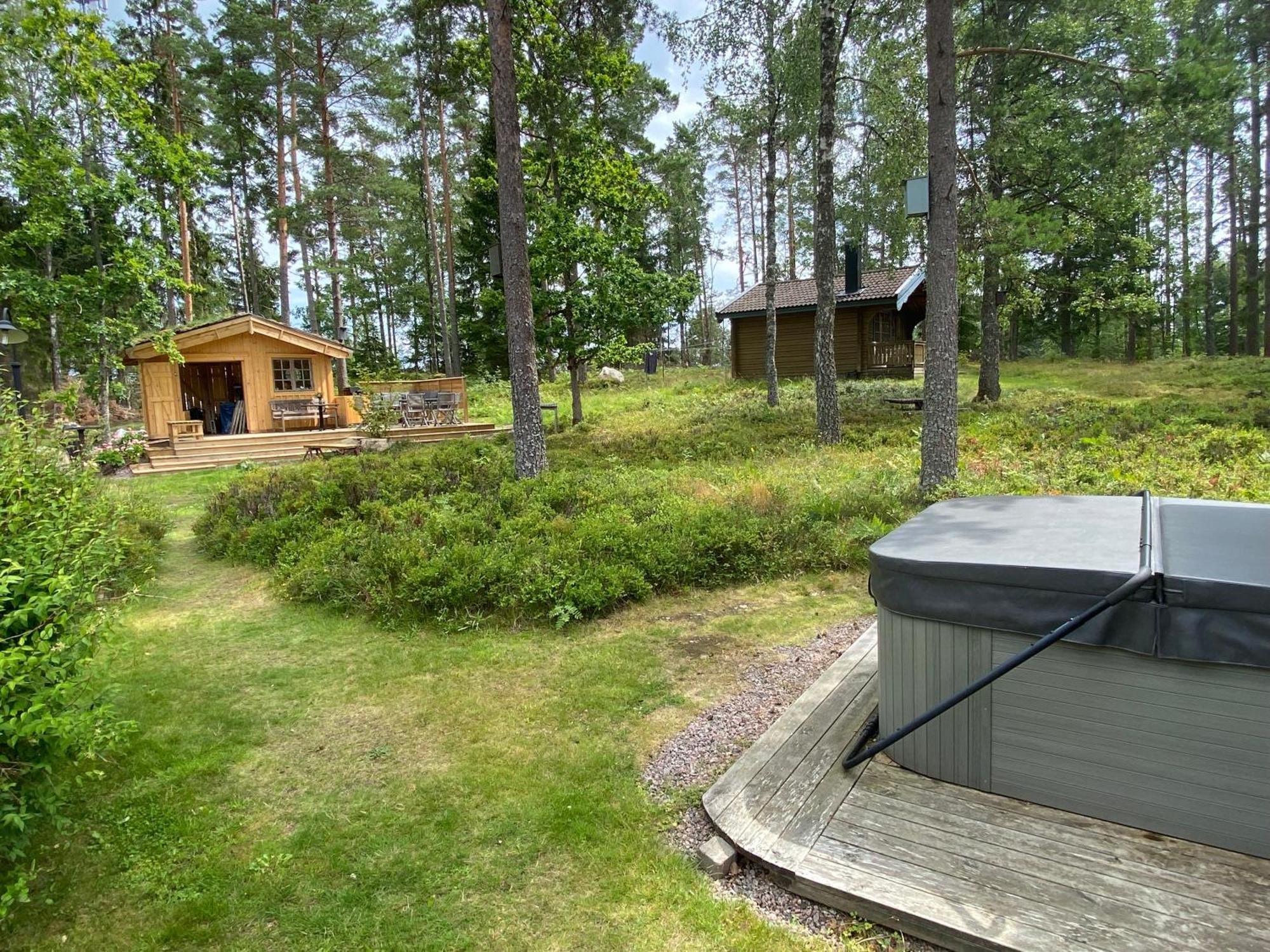 Timrad Stuga I Kanten Av Skogen Med Spa Moejlighet Mullsjö Екстериор снимка
